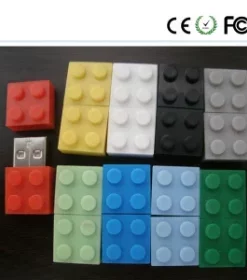 USB-Sticks aus Holz mit Logo und Text graviert