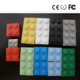 USB-Sticks aus Holz mit Logo und Text graviert