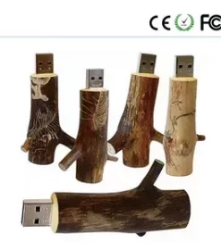 USB-Sticks aus Holz mit Namen graviert