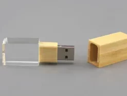 Individuell gravierter USB-Stick aus Holz mit Namen und Datum