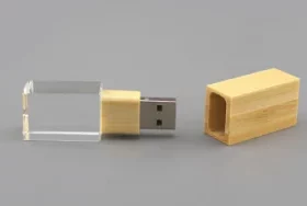 Individuell gravierter USB-Stick aus Holz mit Namen und Datum