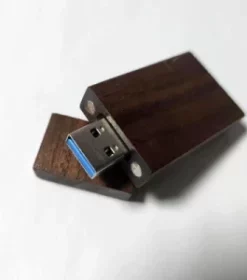 Hochwertiger USB-Stick aus Holz mit Präzisionsgravur