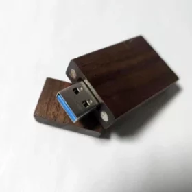 Hochwertiger USB-Stick aus Holz mit Präzisionsgravur