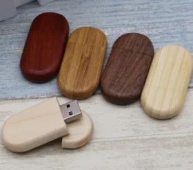 USB-Sticks aus Holz mit Ihrer Firmenadresse und Logo als praktisches Werbegeschenk