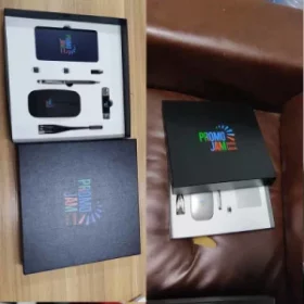 Stilvolle Powerbanks aus Aluminium, Metall und Holz mit Präzisionsgravur für eine edle Haptik