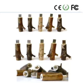 Personalisierte Holz-USB-Sticks mit dem Hochzeitsdatum und den Namen des Paares