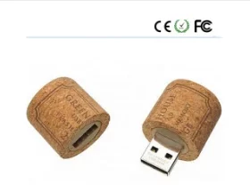 Elegante USB-Sticks aus Holz mit dem Firmenlogo als exklusives Mitarbeitergeschenk
