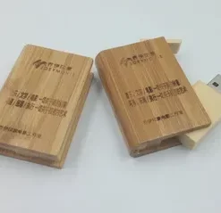 USB-Sticks aus Holz mit Gravur für Kunden