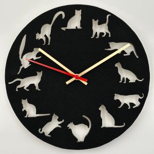 Holzuhr Katzen, ausgeschnittene Katzen Wanduhr, runde Holzuhr schwarzer Filz, Geschenk für Katzenliebhaber, Katzen-Silhouetten Uhr, Katzenuhr Holz, Tier-Wanduhr, moderne Katzen Deko