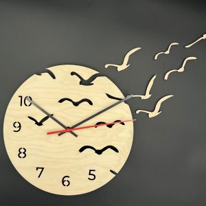 Runde Holzuhr, naturbelassenes Holz, Wanduhr Vögel, herausnehmbare Vögel, ausgeschnittene Ziffern, Natur-Wanduhr, interaktive Holzuhr, Echtholz-Uhr