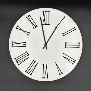 Runde Holzuhr weiss, dunkle Römische Ziffern, Holzuhr Vintage, moderne Holzuhr weiss,  Wanduhr römisch, elegante Wanduhr, Shabby Chic Uhr, Holzuhr weiß