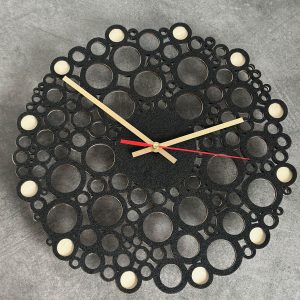 Runde Holzuhr mit Kreativem Muster, Schwarzem Filz , Wanddekoration,
