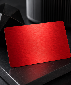 Metall-Visitenkarte 86 × 54 mm aus rotem Aluminium, gebürstet, 0,8 mm, bei der Gravur erscheinen die Buchstaben in weißer Farbe, leer, für Lasergravur.
