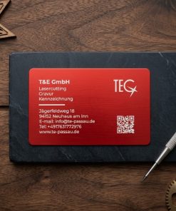 Metall-Visitenkarte 86 × 54 mm aus rotem Aluminium, matt, 0,8 mm, bei der Gravur erscheinen die Buchstaben in weißer Farbe, leer, für Lasergravur.