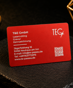 Metall-Visitenkarte 86 × 54 mm aus rotem Aluminium, matt, 0,8 mm, bei der Gravur erscheinen die Buchstaben in weißer Farbe, leer, für Lasergravur.