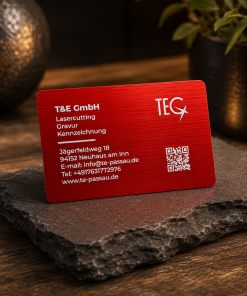 Metall-Visitenkarte 86 × 54 mm aus rotem Aluminium, gebürstet, 0,8 mm, bei der Gravur erscheinen die Buchstaben in weißer Farbe, leer, für Lasergravur.