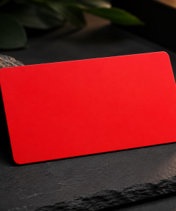 Metall-Visitenkarte 86 × 54 mm aus rotem Aluminium, matt, 0,8 mm, bei der Gravur erscheinen die Buchstaben in weißer Farbe, leer, für Lasergravur.
