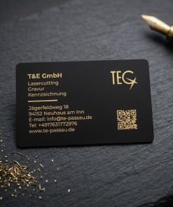 Metall-Visitenkarte 86 × 54 mm aus schwarzem Edelstahl, matt, 0,8 mm, bei der Gravur erscheinen die Buchstaben in goldener bzw. messingfarbener Farbe, leer, für Lasergravur.