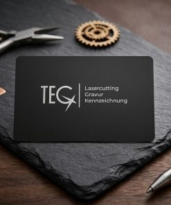 Metall-Visitenkarte 86 × 54 mm aus schwarzem Edelstahl, matt, 0,8 mm, bei der Gravur erscheinen die Buchstaben in metallischer Farbe, leer, für Lasergravur.