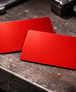 Metall-Visitenkarte 86 × 54 mm aus rotem Aluminium, matt, 0,8 mm, bei der Gravur erscheinen die Buchstaben in weißer Farbe, leer, für Lasergravur.