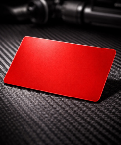 Metall-Visitenkarte 86 × 54 mm aus rotem Aluminium, matt, 0,8 mm, bei der Gravur erscheinen die Buchstaben in weißer Farbe, leer, für Lasergravur.