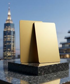Metall-Visitenkarte 86 × 54 mm aus goldenem Aluminium, matt, 0,8 mm, bei der Gravur erscheinen die Buchstaben in weißer Farbe, leer, für Lasergravur.