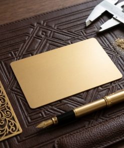Metall-Visitenkarte 86 × 54 mm aus goldenem Aluminium, gebürstet, 0,8 mm, bei der Gravur erscheinen die Buchstaben in weißer Farbe, leer, für Lasergravur.