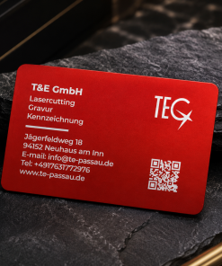 Metall-Visitenkarte 86 × 54 mm aus rotem Aluminium, matt, 0,8 mm, bei der Gravur erscheinen die Buchstaben in weißer Farbe, leer, für Lasergravur.