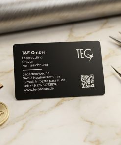 Metall-Visitenkarte 86 × 54 mm aus schwarzem Aluminium, matt, 0,8 mm, bei der Gravur erscheinen die Buchstaben in weißer Farbe, leer, für Lasergravur.
