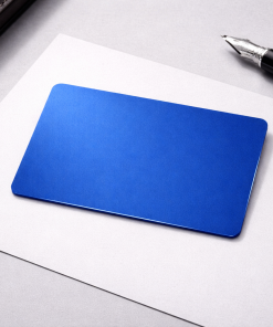 Metall-Visitenkarte 86 × 54 mm aus blauem Aluminium, matt, 0,8 mm, bei der Gravur erscheinen die Buchstaben in weißer Farbe, leer, für Lasergravur.