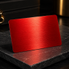Metall-Visitenkarte 86 × 54 mm aus rotem Aluminium, gebürstet, 0,8 mm, bei der Gravur erscheinen die Buchstaben in weißer Farbe, leer, für Lasergravur.